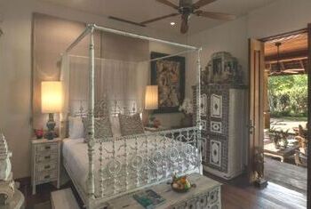 Howie's HomeStay in the room