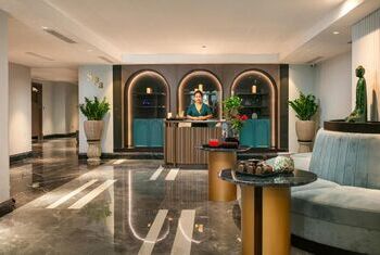 May De Ville Lakeside Hotel