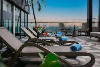 May De Ville Lakeside Hotel