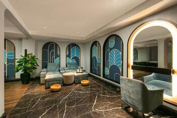May De Ville Lakeside Hotel