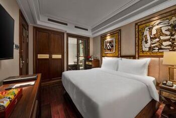 Peridot Gallery Classic Hotel