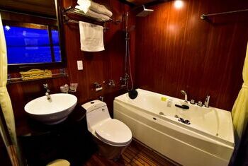 Renea Cruises Halong