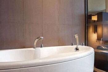 Golden Tulip Mandison Suites