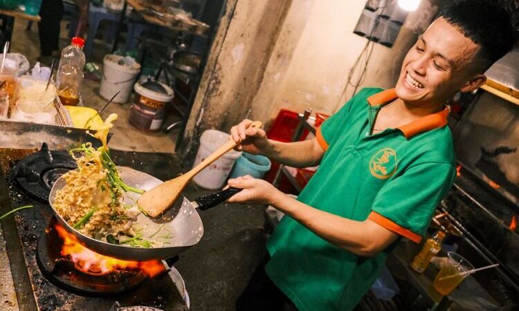 Eating Street Food in Vietnam: Small Safety Tips That Actually Matter