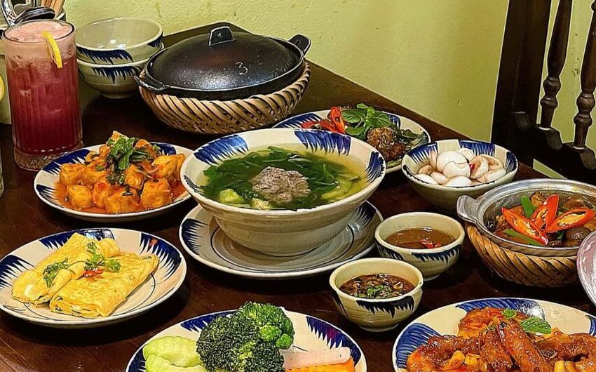 Basic Vietnamese Eating Etiquette To Avoid Awkward Moments